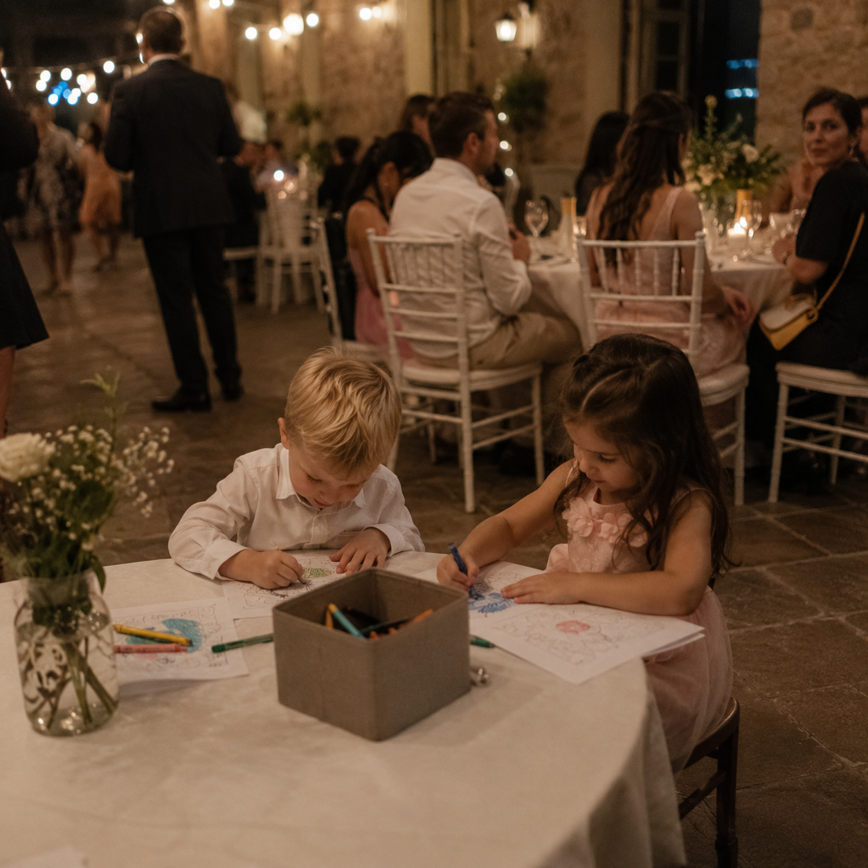 Kinder malen und basteln auf einer Hochzeit mit liebevoller Kinderbetreuung und kreativer Beschäftigung durch ZauberZeit
