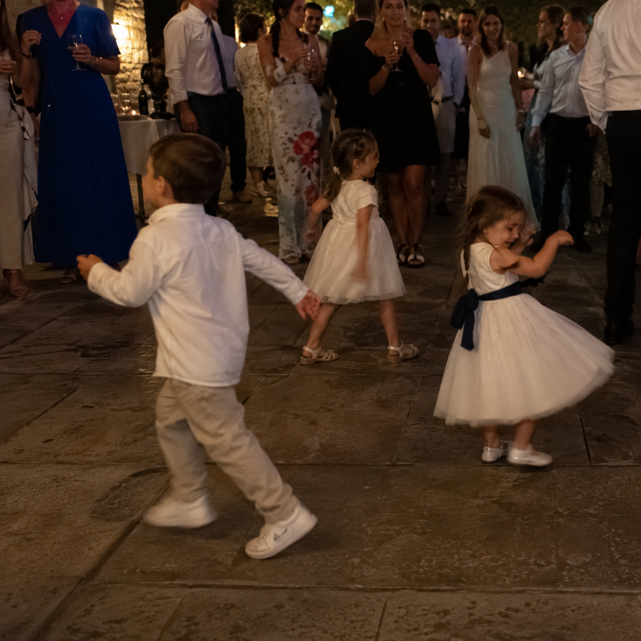 Kinder tanzen und spielen auf einer Hochzeit während professioneller Kinderbetreuung und Kinderanimation von ZauberZeit
